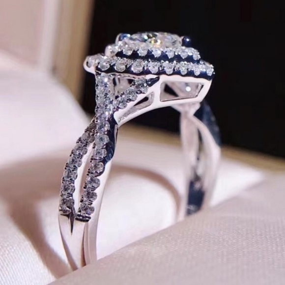 NEW 925 STERLING SILVER WHITE SAPPHIRE RING! - Picture 4 of 5